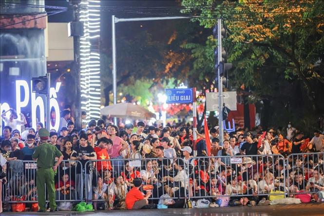 Người dân chờ đón xem lễ diễu binh, diễu hành trên phố Liễu Giai tối 1/9. Ảnh: Hoàng Hiếu - TTXVN