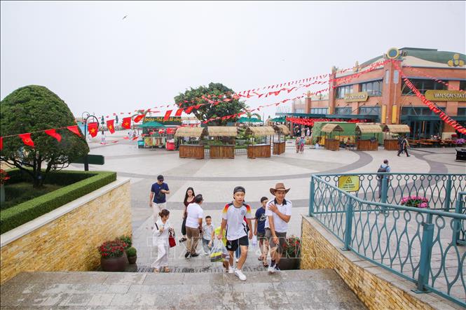 Khắp nơi trên đỉnh núi Bà Đen ngập sắc cờ hoa để đón du khách. Ảnh: Giang Phương - TTXVN