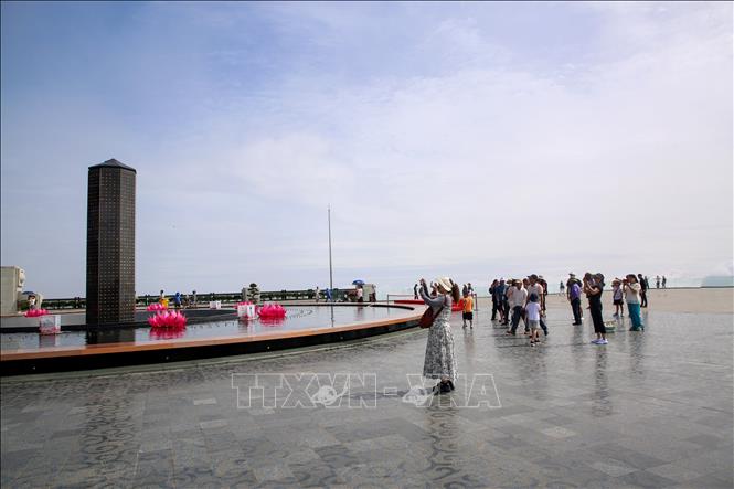 Du khách tận hưởng khung cảnh thiên nhiên hùng vĩ ở độ cao 986m trên đỉnh núi Bà Đen. Ảnh: Giang Phương - TTXVN