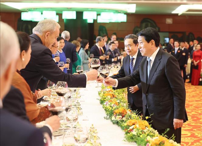 State President Luong Cuong and National Assembly Chairman Tran Thanh Man with other delegates. VNA Photo