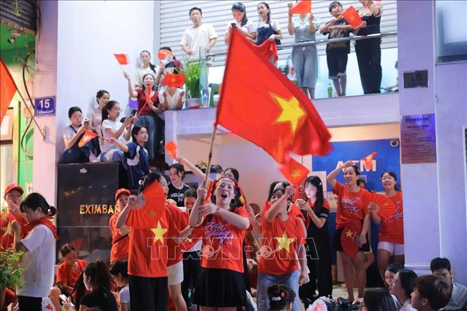 Hà Nội đêm nay không ngủ. Trong không khí háo hức này, mỗi người dân đều cảm nhận được sự rung động của lịch sử đang đến rất gần. Ảnh: Hoàng Hiếu - TTXVN
