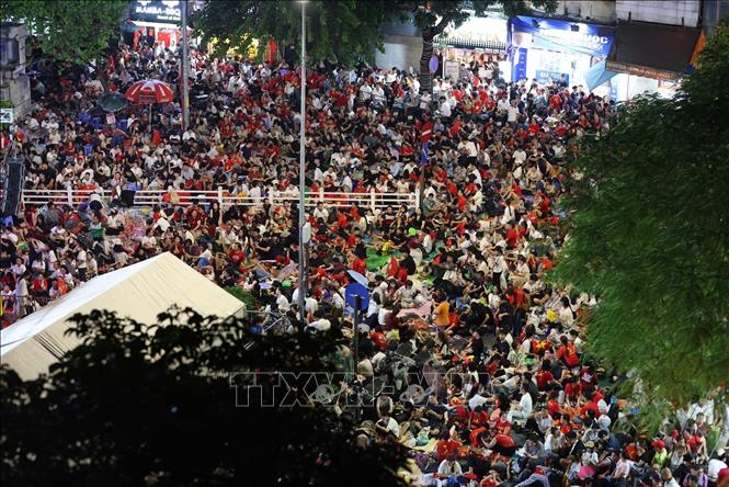 People gather on Hanoi's street to wait for the parade. VNA Photo