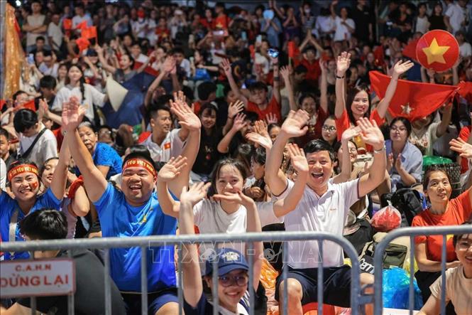 Không hẹn mà gặp, hàng vạn trái tim chung một nhịp đập đã đổ về Hà Nội trong biển cờ đỏ sao vàng, để cùng nhau chờ đón khoảnh khắc thiêng liêng của non sông. Ảnh: Hoàng Hiếu - TTXVN
