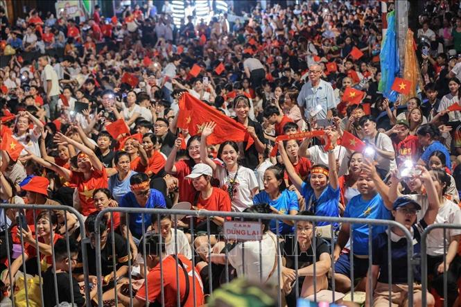 Không hẹn mà gặp, hàng vạn trái tim chung một nhịp đập đã đổ về Hà Nội trong biển cờ đỏ sao vàng, để cùng nhau chờ đón khoảnh khắc thiêng liêng của non sông. Ảnh: Hoàng Hiếu - TTXVN