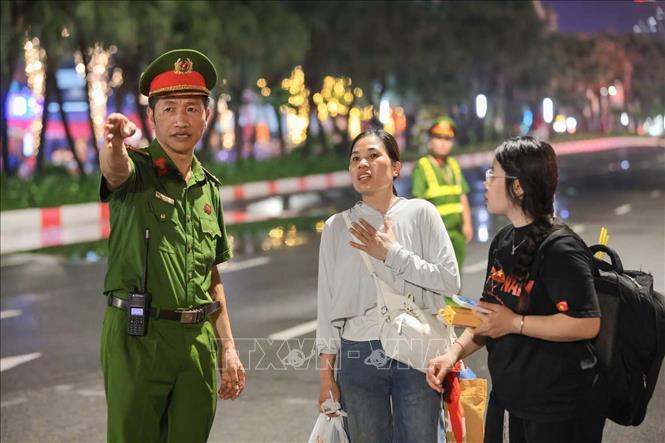 Người dân nhận được sự hướng dẫn tận tình của các lực lượng chức năng. Ảnh: Hoàng Hiếu - TTXVN