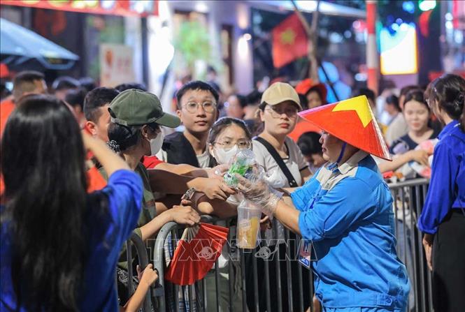 Những công nhân vệ sinh môi trường cần mẫn xuyên đêm hỗ trợ đảm bảo vệ sinh môi trường trên các tuyến phố nơi nhân dân tập trung chờ xem diễu binh, diễu hành. Ảnh: Hoàng Hiếu - TTXVN