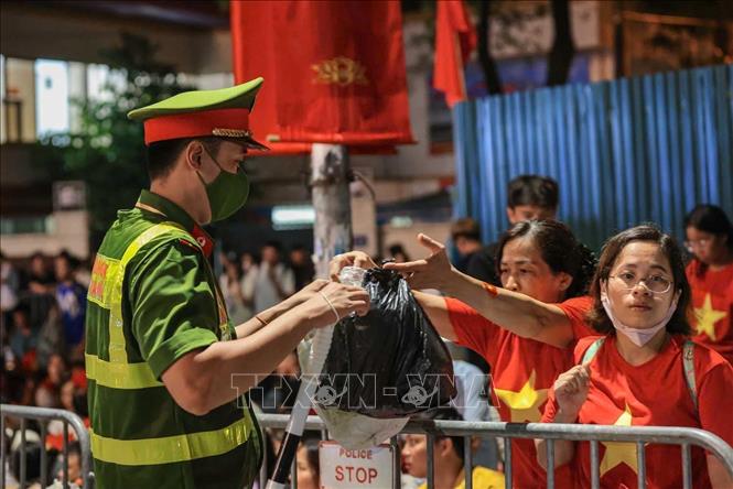 Các lực lượng chức năng nhiệt tình trong mọi công tác giữ gìn vệ sinh môi trường trên các tuyến phố nơi nhân dân tập trung chờ xem diễu binh, diễu hành. Ảnh: Hoàng Hiếu - TTXVN