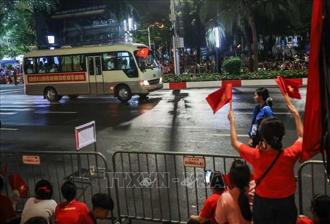 Người dân trên phố Liễu Giai đón chào các lực lượng tham gia lễ diễu binh, diễu hành. Ảnh: Hoàng Hiếu - TTXVN