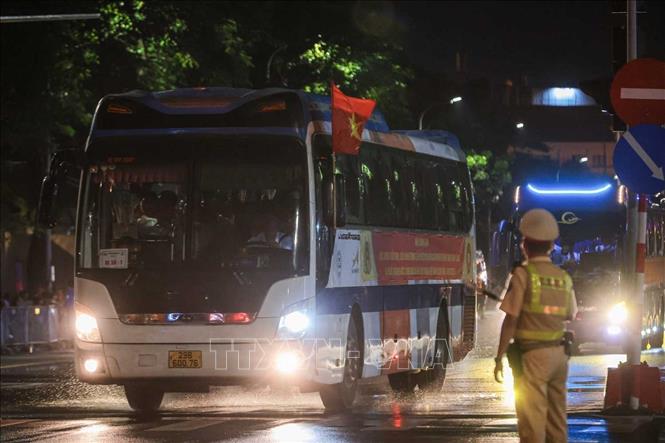 Từ 1h20', đoàn xe chở lực lượng tham gia lễ diễu binh, diễu hành di chuyển qua phố Liễu Giai đến Cung thể thao Quần Ngựa. Ảnh: Hoàng Hiếu - TTXVN