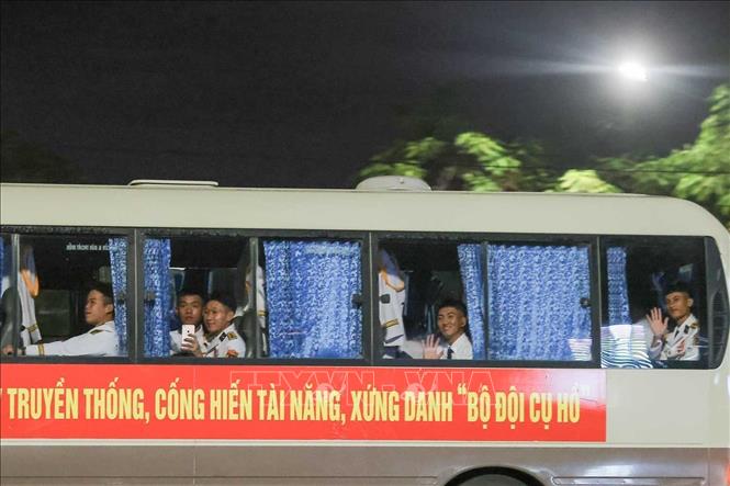 Các lực lượng tham gia diễu binh, diễu hành di chuyển về tập trung tại Cung thể thao Quần Ngựa. Ảnh: Hoàng Hiếu - TTXVN