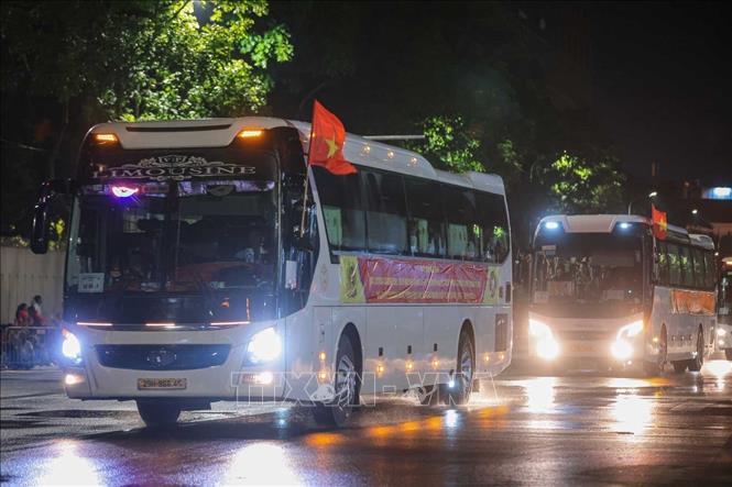 Các đoàn xe chở lực lượng tham gia lễ diễu binh, diễu hành di chuyển trên phố Liễu Giai lúc 1h40'. Ảnh: Hoàng Hiếu - TTXVN