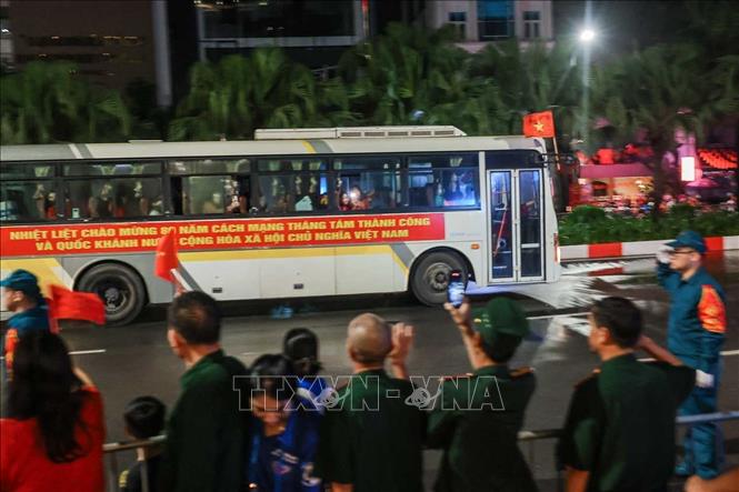 Cựu chiến binh trên phố Liễu Giai đón chào các lực lượng tham gia lễ diễu binh, diễu hành. Ảnh: Hoàng Hiếu - TTXVN