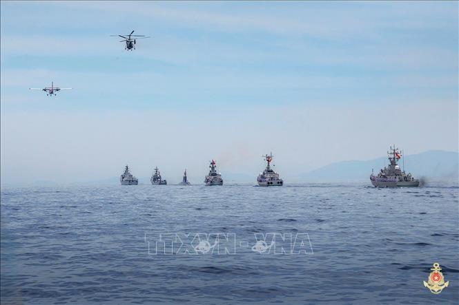 Biên đội máy bay DHC6 và trực thăng săn ngầm Ka28 cùng các biên đội tàu tên lửa tham gia diễu binh trên biển. Ảnh: Quân chủng Hải quân/TTXVN phát