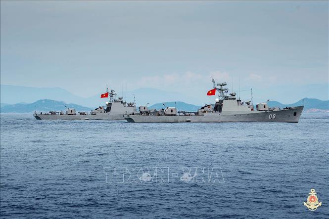 Biên đội tàu hộ vệ chống ngầm lớp 159 tham gia diễu binh trên biển. Ảnh: Quân chủng Hải quân/TTXVN phát