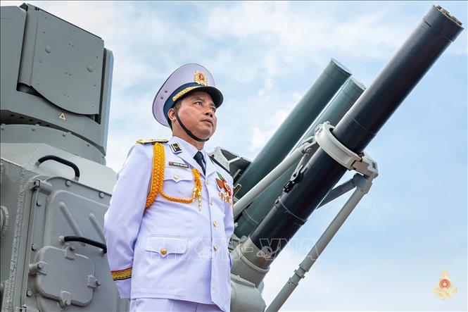 Chuẩn Đô đốc Nguyễn Văn Bách, Phó Tư lệnh - Tham mưu trưởng Quân chủng Hải quân, Chỉ huy các lực lượng diễu binh trên biển. Ảnh: Quân chủng Hải quân/TTXVN phát