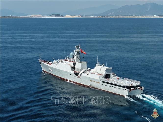 Tàu hộ vệ tên lửa Đinh Tiên Hoàng tham gia diễu binh trên biển. Ảnh: Quân chủng Hải quân/TTXVN phát