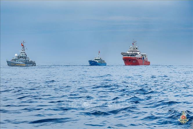 Tàu cứu hộ đa năng và các tàu phục vụ tham gia diễu binh trên biển. Ảnh: Quân chủng Hải quân/TTXVN phát