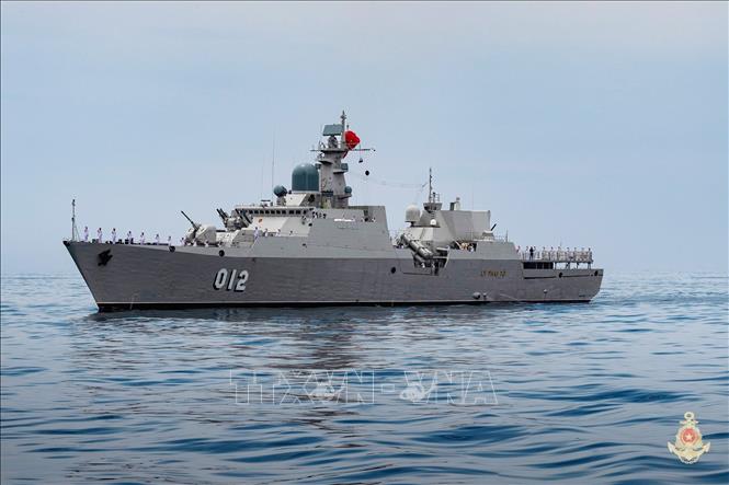Tàu hộ vệ tên lửa Lý Thái Tổ tham gia diễu binh trên biển. Ảnh: Quân chủng Hải quân/TTXVN phát