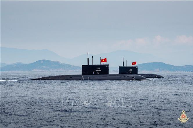 Biên đội tàu ngầm Kilo 636 tham gia diễu binh trên biển. Ảnh: Quân chủng Hải quân/TTXVN phát