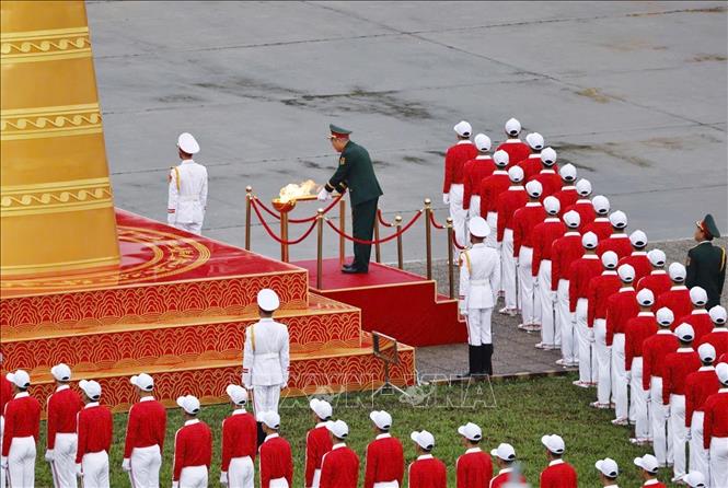 The parade begins with a torch-relay ceremony, symbolizing the aspirations of the Vietnamese people. The flame was handed over to Hero of the People’s Armed Forces Lieutenant General Nguyen Duc Soat, former Deputy Chief of the General Staff of the Vietnam People's Army, who had an outstanding achievement in shooting down 6 enemy aircraft, becoming one of the heroic pilots of the Vietnam People's Army. VNA Photo 