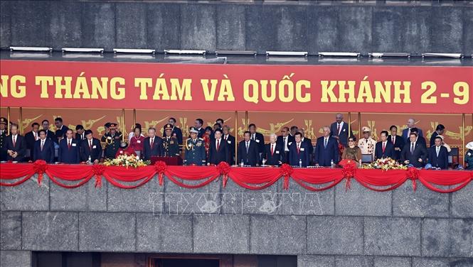 Party, State leaders, former Party, State leaders, international guests and delegates perform the flag-saluting ceremony. VNA Photo