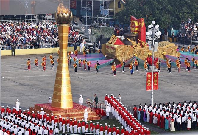 The traditional flame, symbolising the will and eternal aspiration of the nation, was carried from the Ho Chi Minh Museum to Ba Dinh Square. VNA Photo