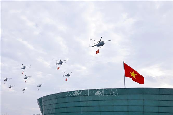 A squadron of Mi-171, Mi-17, and Mi-8 helicopters carrying the Party and national flags fly over Ba Dinh Square. VNA Photo
