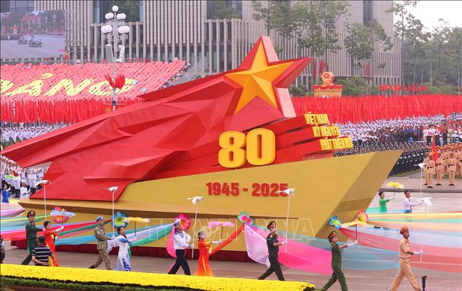 A model vehicle featuring the 80th anniversary of the August Revolution and National Day of the Socialist Republic of Vietnam at the grand parade. VNA Photo