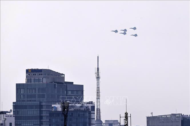 A formation of five Su-30MK2 fighter jets fly over Hanoi sky. Photo: VNA