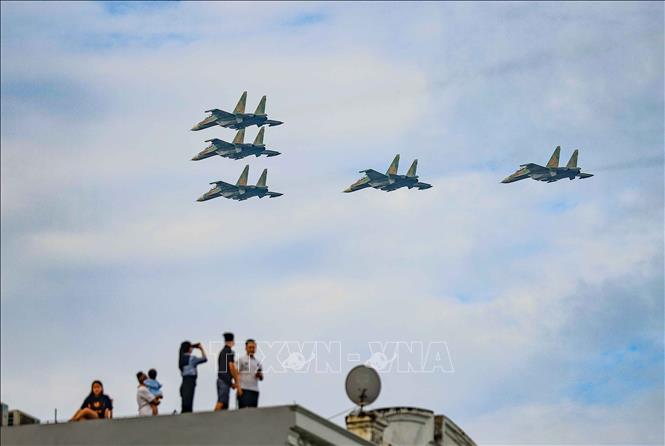 Màn trình diễn của máy bay tiêm kích Su-30MK2 trên bầu trời Hà Nội. Ảnh: Thanh Tùng-TTXVN