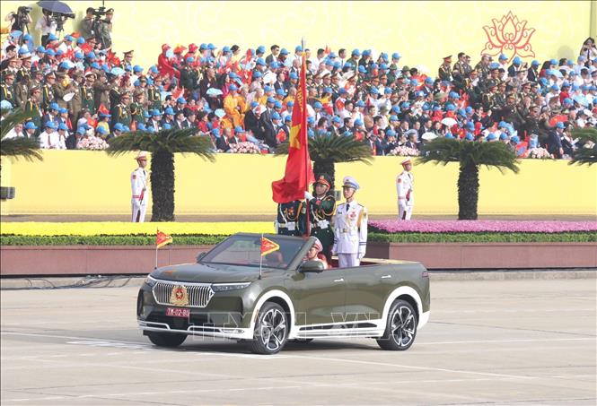 Xe Chỉ huy, xe Tổ Quân kỳ toàn quân do Thượng tướng Nguyễn Hồng Thái, Ủy viên Trung ương Đảng, Thứ trưởng Bộ Quốc phòng chỉ huy dẫn đầu. Ảnh: Quốc Khánh - TTXVN