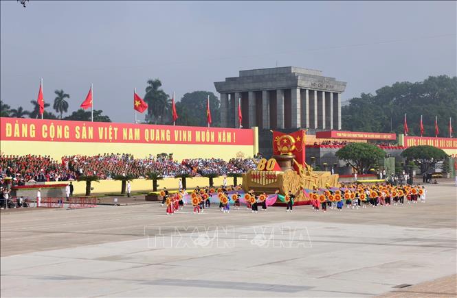 Xe mô hình Quốc huy nước Cộng hòa xã hội chủ nghĩa Việt Nam đi đầu khối diễu binh, diễu hành. Ảnh: Quốc Khánh - TTXVN