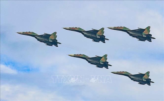 Su-30MK2 fighter jets perform over Hanoi sky for the National Day grand celebration. VNA Photo