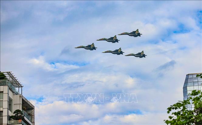 Su-30MK2 fighter jets perform over Hanoi sky for the National Day grand celebration. VNA Photo