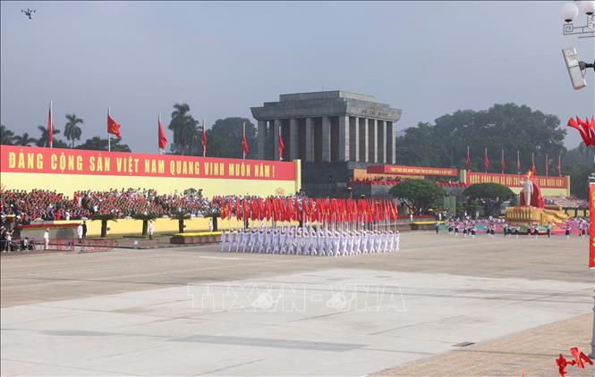 Khối cờ Đảng, cờ Tổ quốc diễu qua Lễ đài. Ảnh: Quốc Khánh - TTXVN