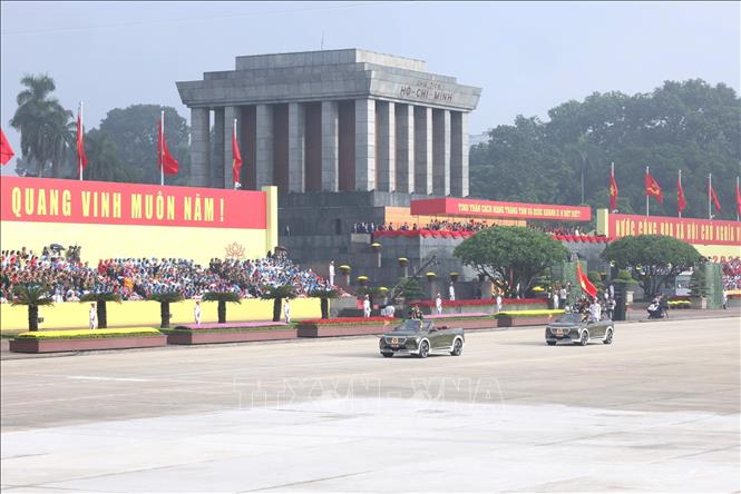 Xe Chỉ huy, xe Tổ Quân kỳ toàn quân do Thượng tướng Nguyễn Hồng Thái, Ủy viên Trung ương Đảng, Thứ trưởng Bộ Quốc phòng chỉ huy dẫn đầu. Ảnh: Quốc Khánh - TTXVN