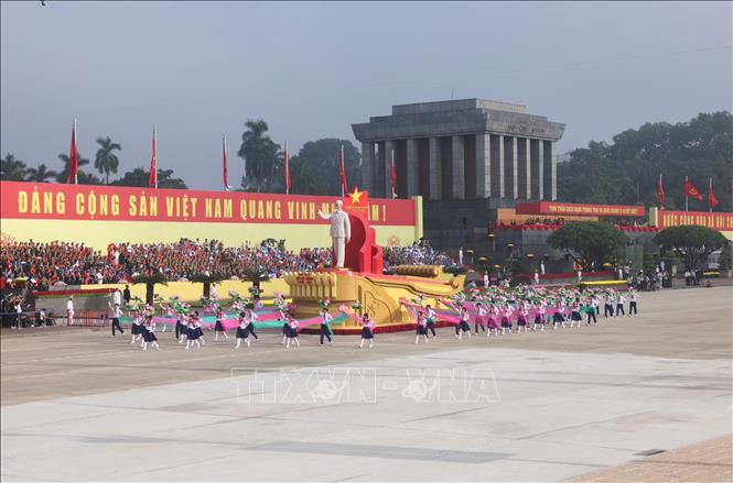 Xe rước chân dung Chủ tịch Hồ Chí Minh diễu qua Lễ đài. Ảnh: Quốc Khánh - TTXVN