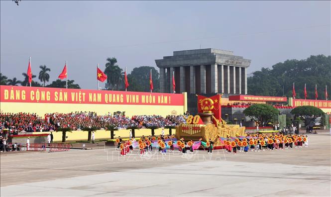 Xe mô hình Quốc huy nước Cộng hòa xã hội chủ nghĩa Việt Nam đi đầu khối diễu binh, diễu hành. Ảnh: TTXVN