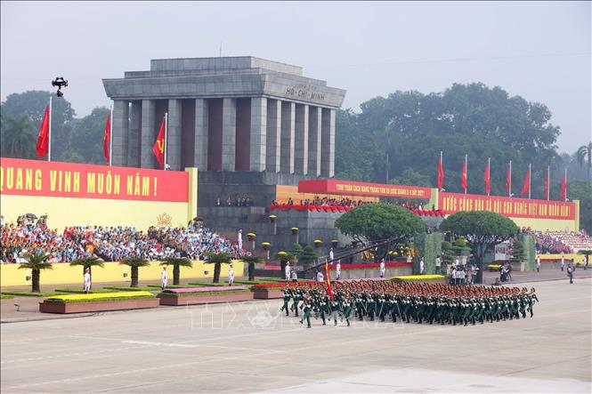 Khối sĩ quan Lục quân diễu qua Lễ đài. Ảnh: TTXVN