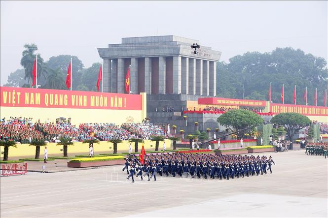 Khối sĩ quan Cảnh sát biển diễu qua Lễ đài. Ảnh: TTXVN