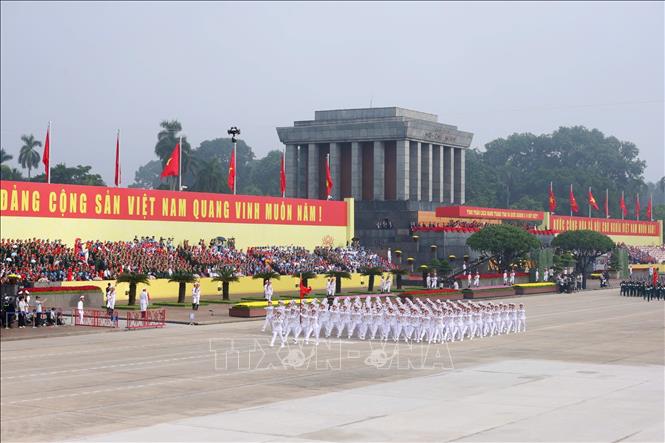 Khối sĩ quan Hải quân diễu qua Lễ đài. Ảnh: Phạm Kiên-TTXVN