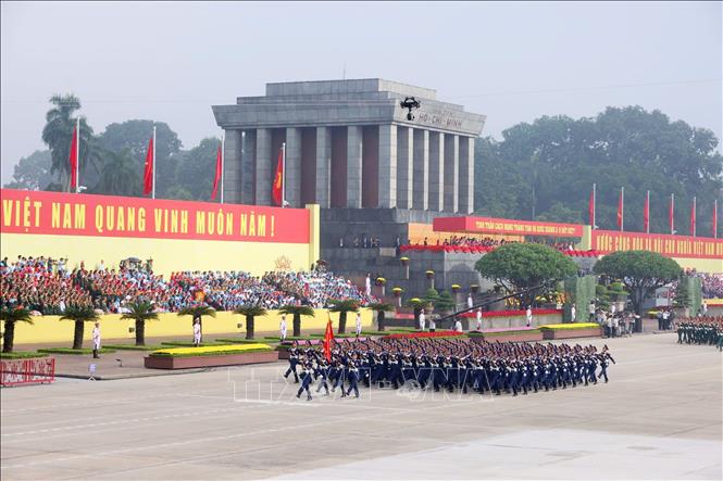 Khối sĩ quan Cảnh sát biển diễu qua Lễ đài. Ảnh: TTXVN