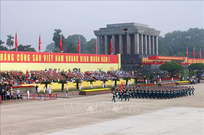 Khối sĩ quan Phòng không – Không quân diễu qua Lễ đài. Ảnh: TTXVN