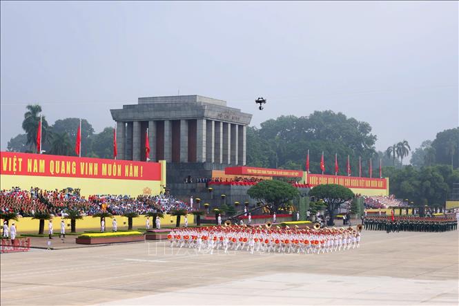 Khối nữ Quân nhạc diễu qua Lễ đài. Ảnh: Phạm Kiên-TTXVN
