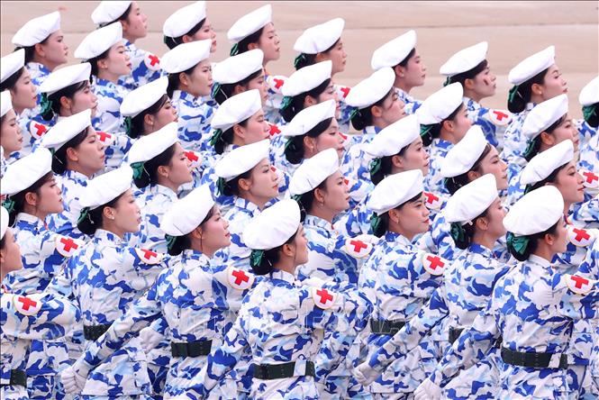 Khối nữ sĩ quan Quân y diễu qua Lễ đài. Ảnh: TTXVN
