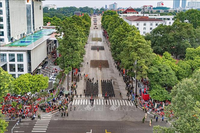 Các khối của lực lượng Quân đội diễu binh trên tuyến đường Hùng Vương. Ảnh: TTXVN