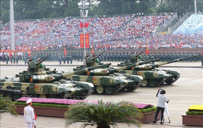 T-90S tanks march at Ba Dinh Square. VNA Photo