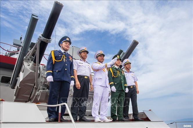 Tiểu ban Tổ chức diễu binh trên biển kiểm tra các biên đội tham gia diễu binh. Ảnh: Quân chủng Hải quân/TTXVN phát