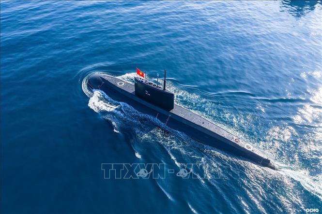 Tàu ngầm kilo 636 tham gia diễu binh trên biển. Ảnh: Quân chủng Hải quân/TTXVN phát