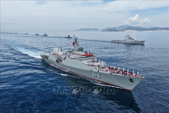 Tàu chỉ huy 015 đang duyệt đội hình diễu binh trên biển. Ảnh: Quân chủng Hải quân/TTXVN phát